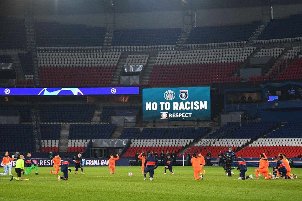 PSG e Istanbul Basaksehir se arrodillan en himno de Champions League