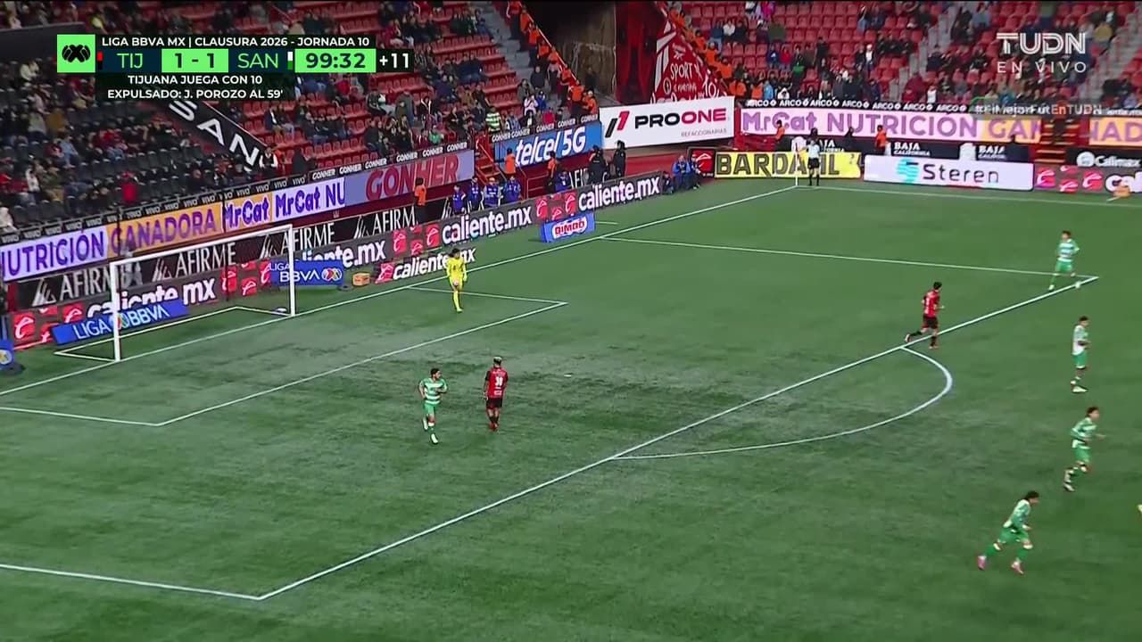 ¡GOL!  anota para Santos Laguna. Alberto Ocejo