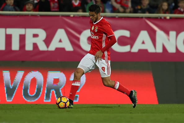 ESTORIL, PORTUGAL - DECEMBER 17: Benfica's forward Raul Jimenez from Mexico during the match between Estoril Praia SAD and SL Benfica for the Portuguese Primeira Liga at Estadio Antonio Coimbra da Mota on December 21, 2016 in Lisbon, Portugal. (Photo by Carlos Rodrigues/Getty Images)