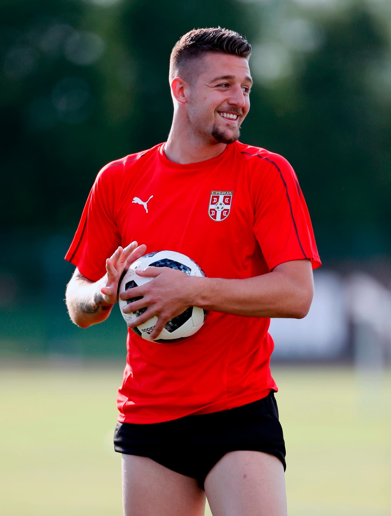 <b>Mediocampista: </b>Sergej Milinkovic Savic (Serbia) -
<b> </b>105,4 millones de dólares.