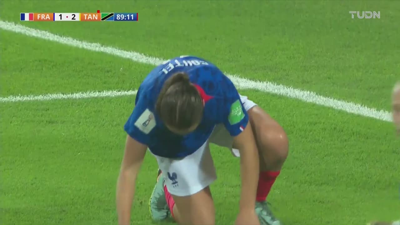 ¡Durísima falla! Coutel remata sin marca, pero la manda por un lado