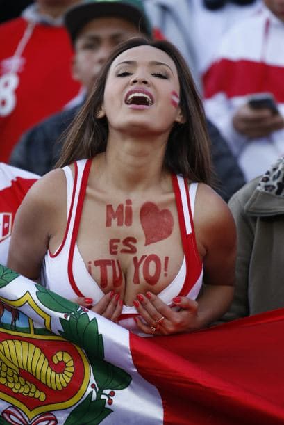 Chile y Perú jugaron un partido lleno de emociones que claisificó a los chilenos a la final, pero en las gradas se jugó otro partido muy intenso, ¿quién crees que lo ganó?