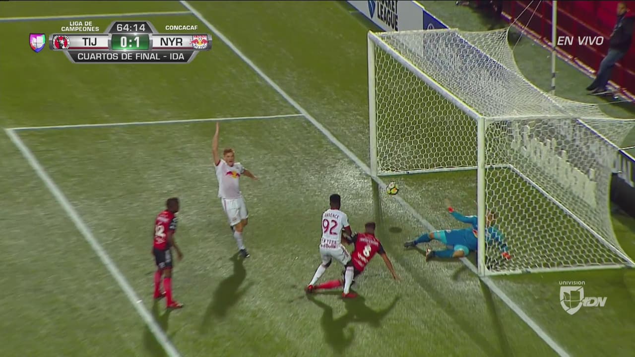 Luis Robles salva al Red Bulls, luego se equivoca y... anulan un gol a Xolos