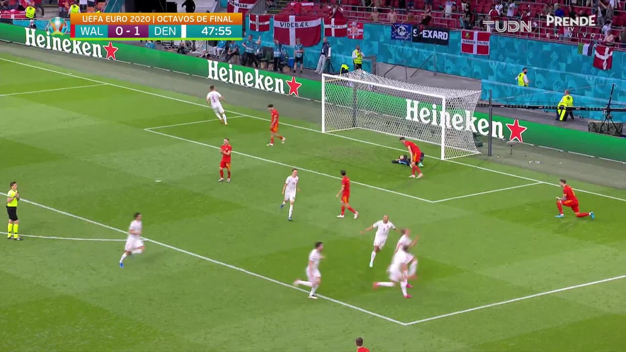 ¡GOL!  anota para Dinamarca. Kasper Dolberg