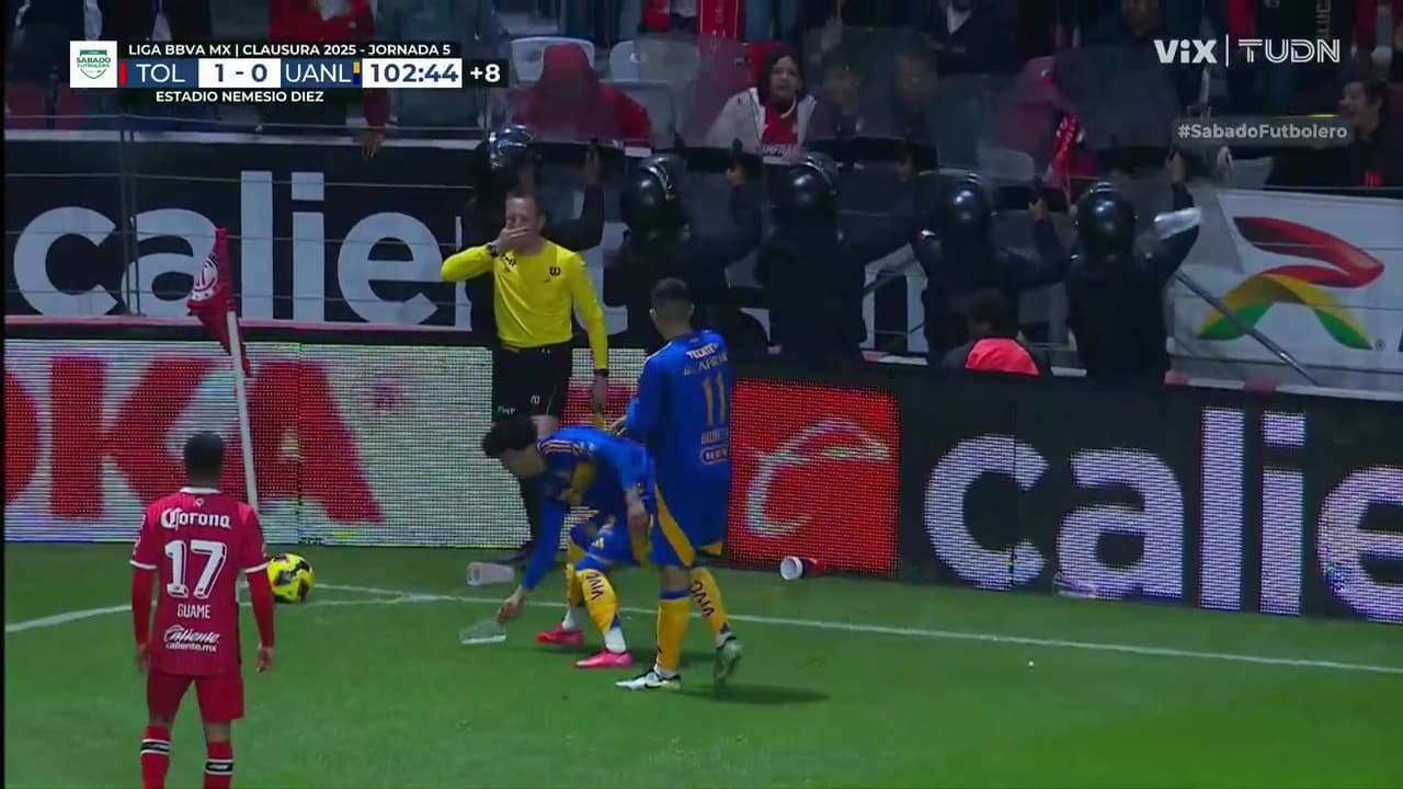 Arrojan vasos de cerveza a Brunetta y a Uriel Antuna