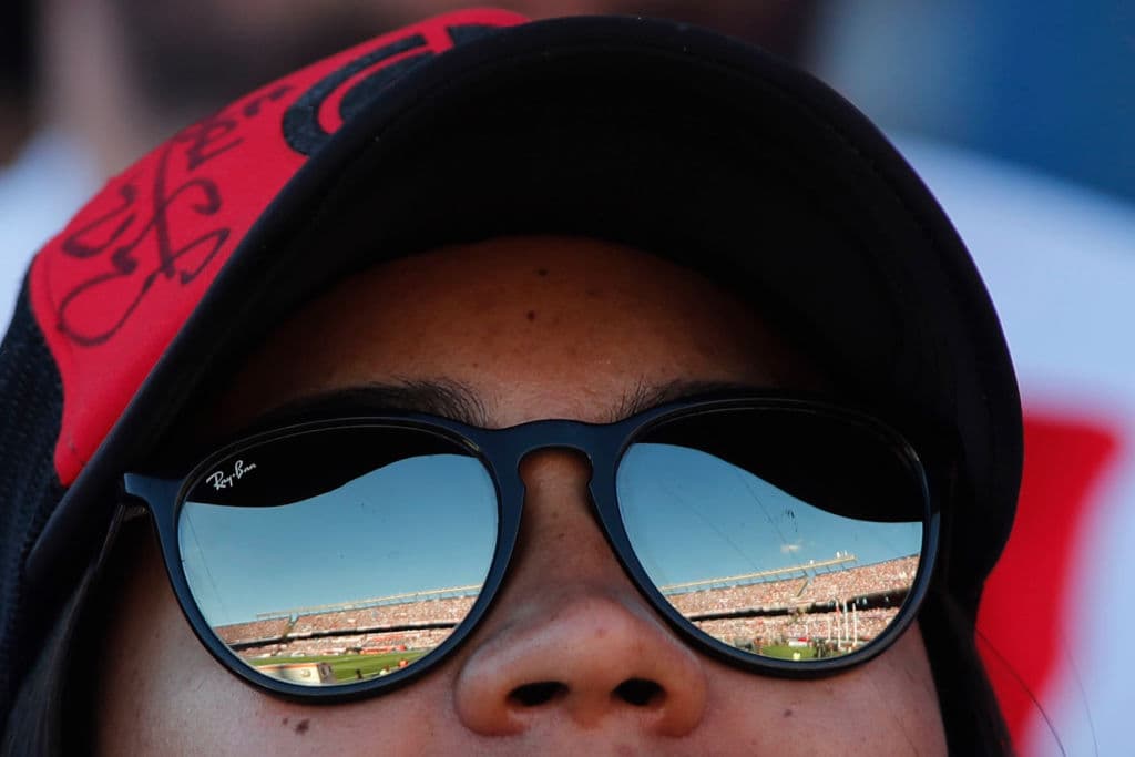 Los fanáticos de River Plate esperaron varias horas por la final de la Copa Libertadores contra Boca Juniors, juego suspendido luego de la agresión al vehículo del equipo Xeneize camino al estadio.