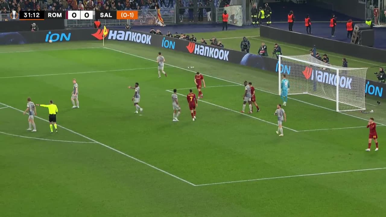 ¡TIRO ATAJADO! disparo por Lorenzo Pellegrini.