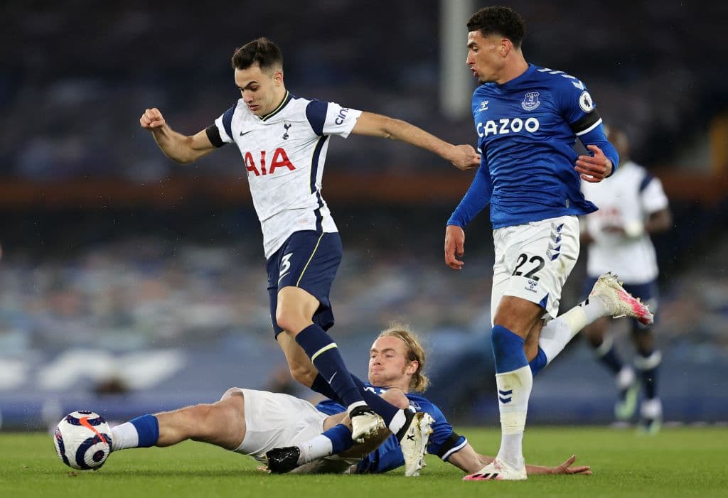 Gylfi Sirgudsson y Harry Kane salen más que encuhafados al terreno de juego y ambos anotan un doblete en el empate 2-2 del Everton y Tottenham de Premier League.