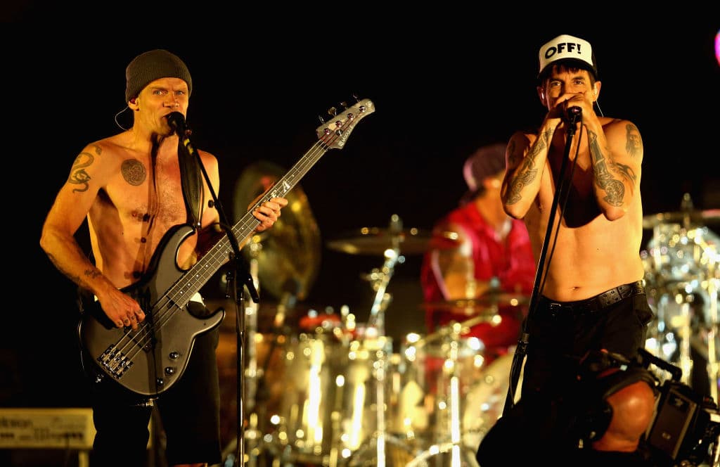 ¡Flea incluso fue arrestado por obscenidad una vez! Sin embargo, usaban calcetines sobre las partes principales.