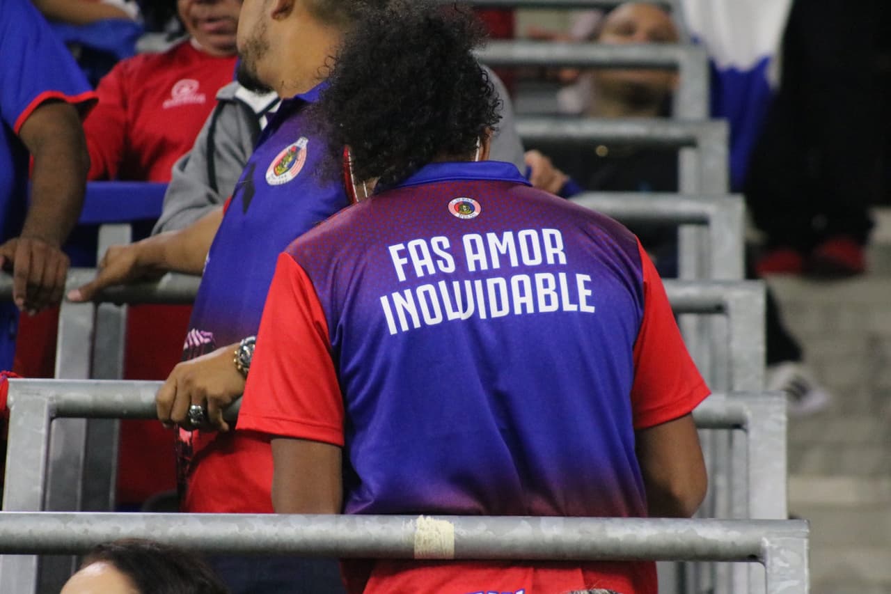 Los fanáticos del FAS también se hicieron pesar en el Banc of California Stadium de LA.