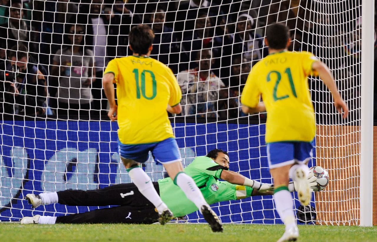 En su primer partido del torneo Egipto perdió 4-3 ante Brasil, con un gol de penal de Kaká en el último minuto.
