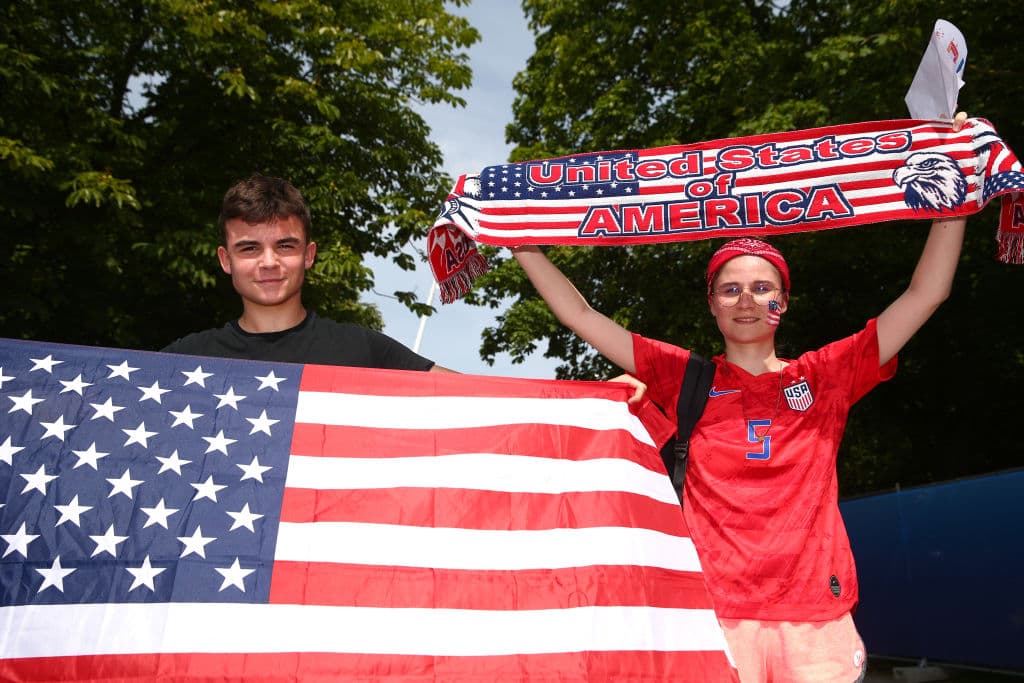Los fanáticos en Rennes están listos para el juego de Octavos de Final del Mundial femenino entre Estados Unidos y España.