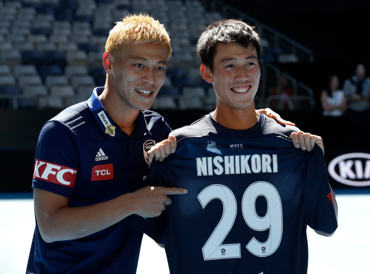 El tenista japonés Kei Nishikori (der.) recibió la visita de su compatriota Keisuke Honda (izq.), futbolista del Melbourne Victory y exjugador de Pachuca, con el que practicó y compartió previo al comienzo del Australian Open.