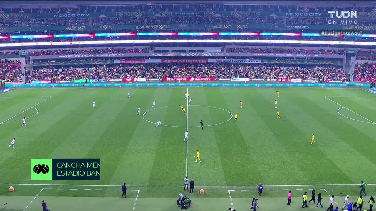 Arranca el partido y la pelota está en juego.