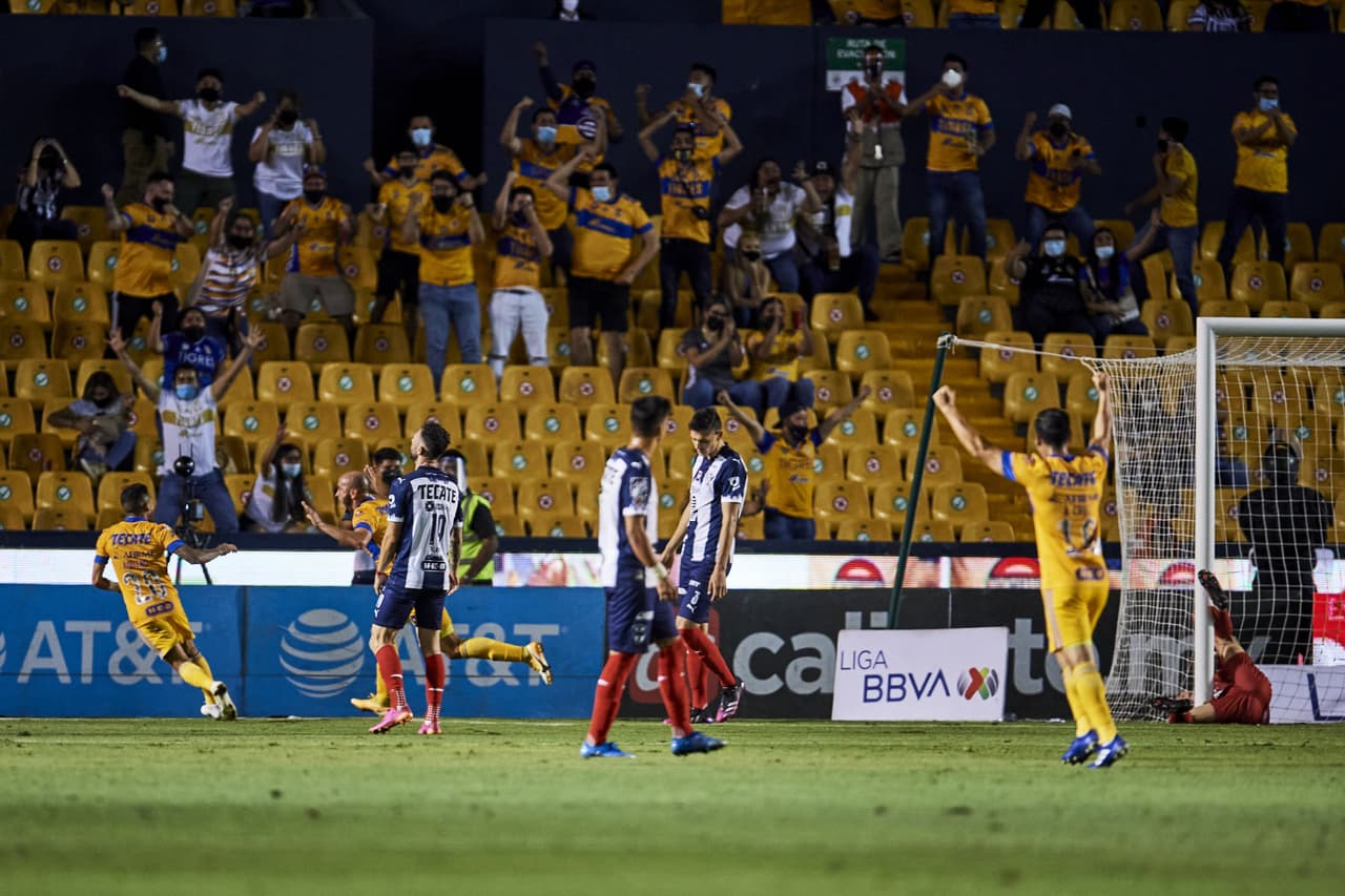 Carlos González fue el héroe de Tigres aquella noche. El marcador favoreció a los felinos 2-1.