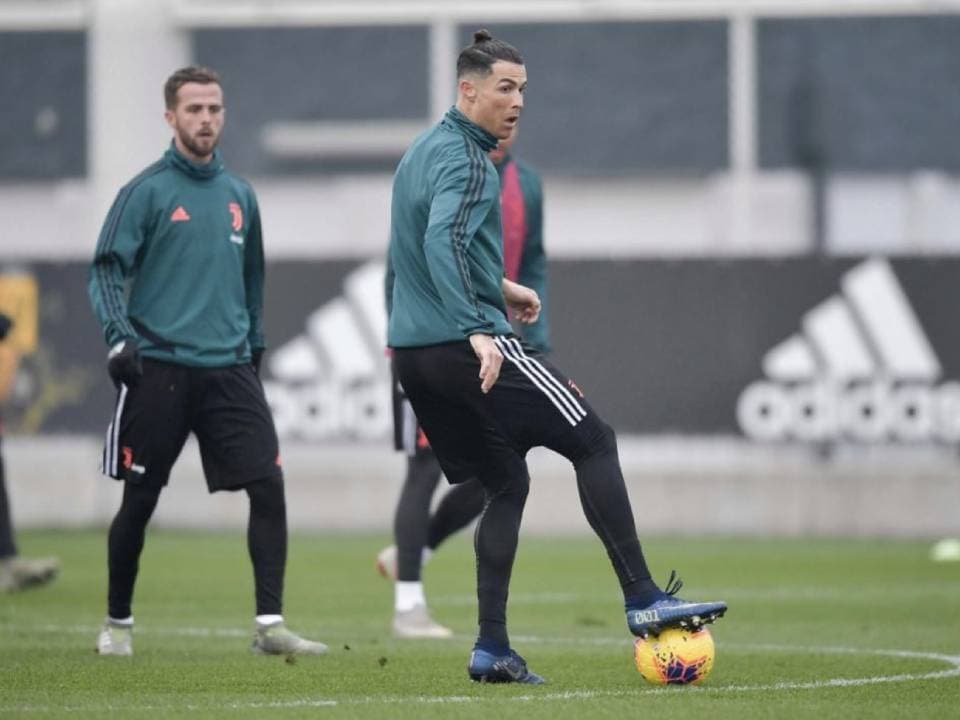La Juventus entrenó y CR7 se robó los reflectores con nuevo look a lo 'Gareth Bale'.