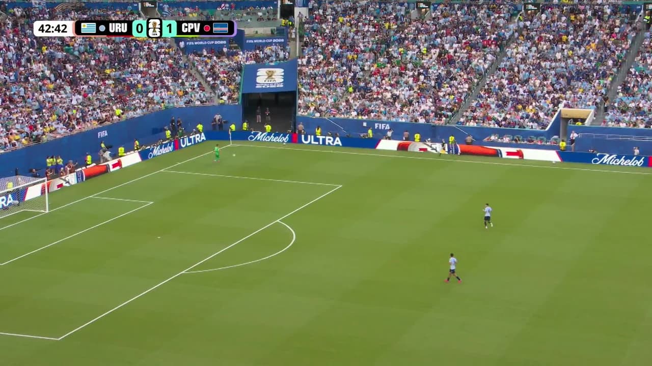 ¡GOL!  anota para Uruguay. Maxi Araújo