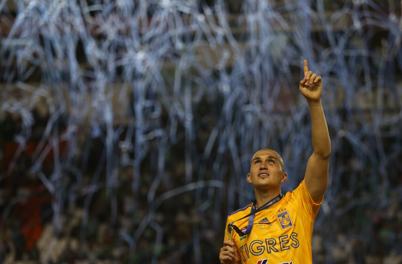 ¡Tigres se proclama Campeón del fútbol mexicano! Los felinos regiomontanos cosecharon su séptimo título de la Liga MX y se cuelan, aunque muchos se sigan negando a aceptarlo, entre los grandes del balompié azteca. Luego de superar en una Final de un solo gol a los Esmeraldas del León, así se dieron los festejos de los Tigres en patio ajeno, imágenes para el recuerdo y que hay que darse un tiempo para echarles un ojo, sobre todo la fiel afición de los felinos regios.