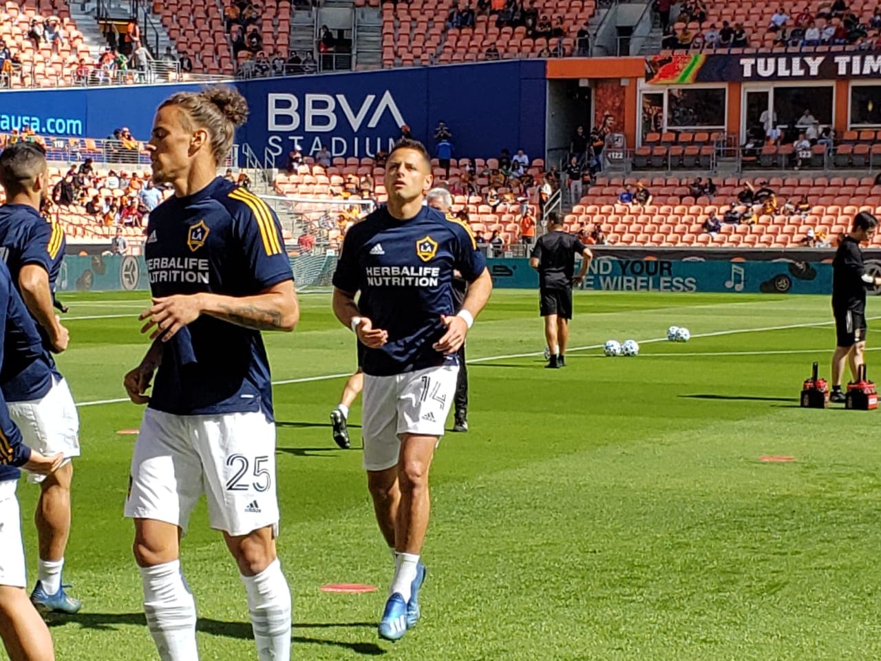 Los aficionados del Galaxy invaden Houston para ver el debut del fichaje estrella, Javier Hernández.