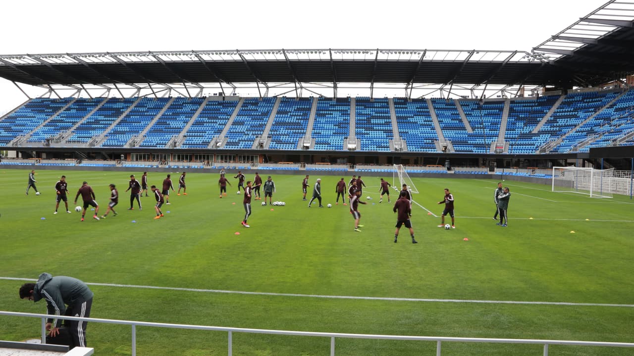 Precisamente, los futbolistas hicieron algunos reconocimientos y trabajos en la cancha, como parte del reencuentro en 2018.