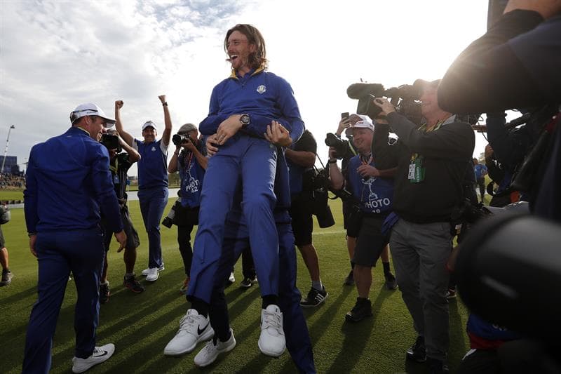 Los del equipo de Europa se 'aliaron' con el viento para contener la embestida inicial del equipo estadounidense y anotarse uno de los mejores resultados de las últimas Ryder Cup.