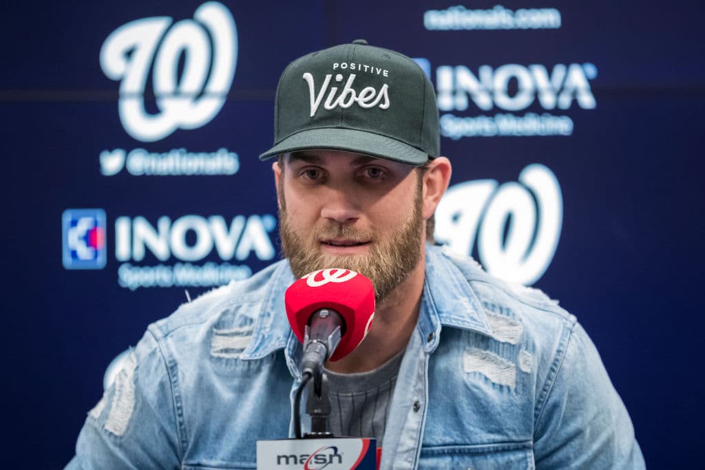 Una manera de atenuar la tensión por su regreso a Nationals Park fue, de entrada, ponerse una gorra con la leyenda 'Positive Vibes' o sea, vibras positivas, para limar asperezas con los apasionados fans en DC.