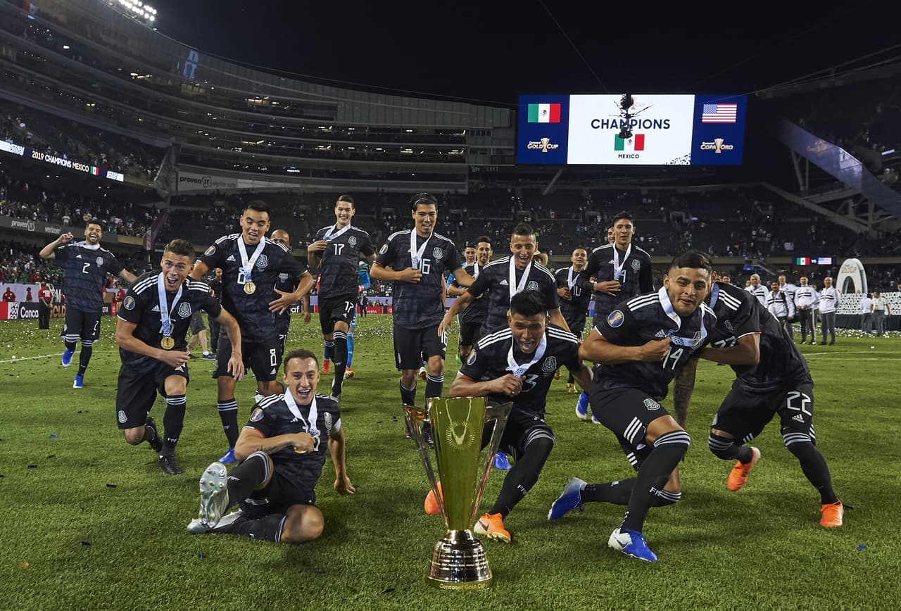 Tremendo festejo de la Selección Mexicana en Soldier Field luego de vencer 1-0 a Estados Unidos por la Final de la Copa Oro. Los jugadores y cuerpo técnico del Tri celebraron de manera impresionante, un triunfo conseguido a toda ley y una fiesta en la cancha para recordar la hazaña.