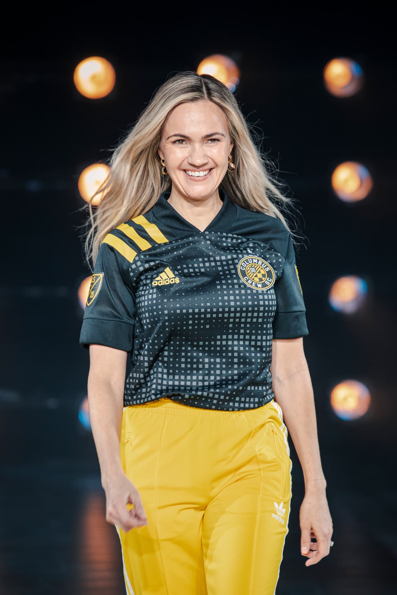 Katie Witham -una de las periodistas que cubren de manera permanente la actividad de MLS- paseó con el nuevo uniforme secundario de Columbus Crew SC.