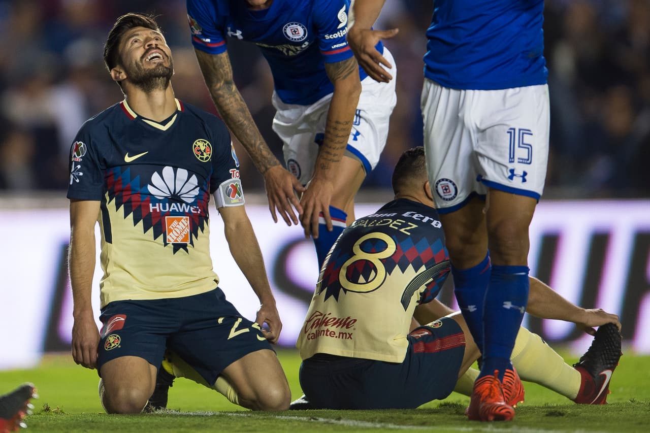 Cruz Azul no pudo ante nueve y dejó vivo al América