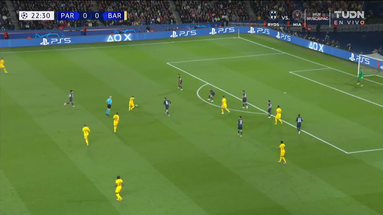 ¡TIRO ATAJADO! disparo por Raphinha.