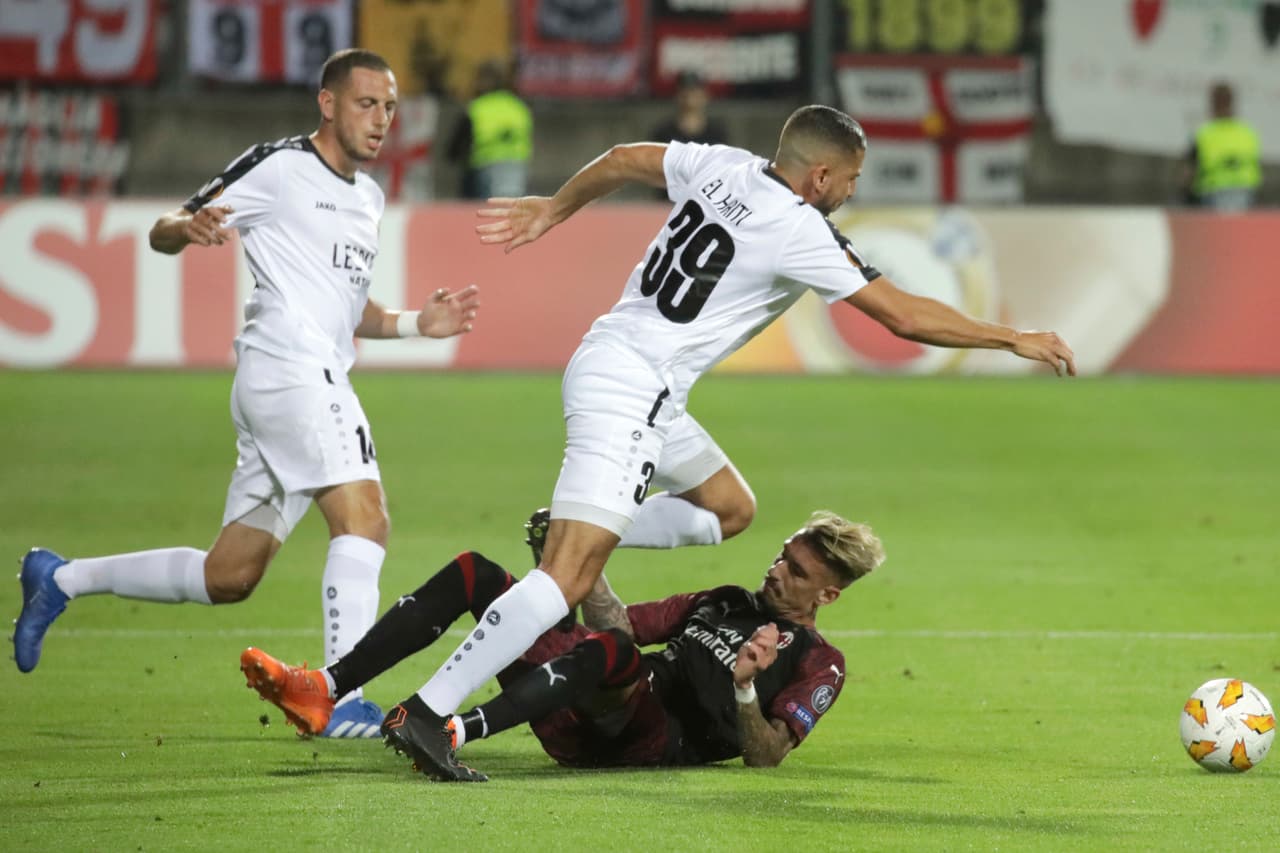 El español Samuel Castillejo intenta frenar la carrera del francés de sangre marroquí Aniss El Hriti (39), quien con base en la velocidad trataba de generar alguna ocasión de peligro para los locales.
