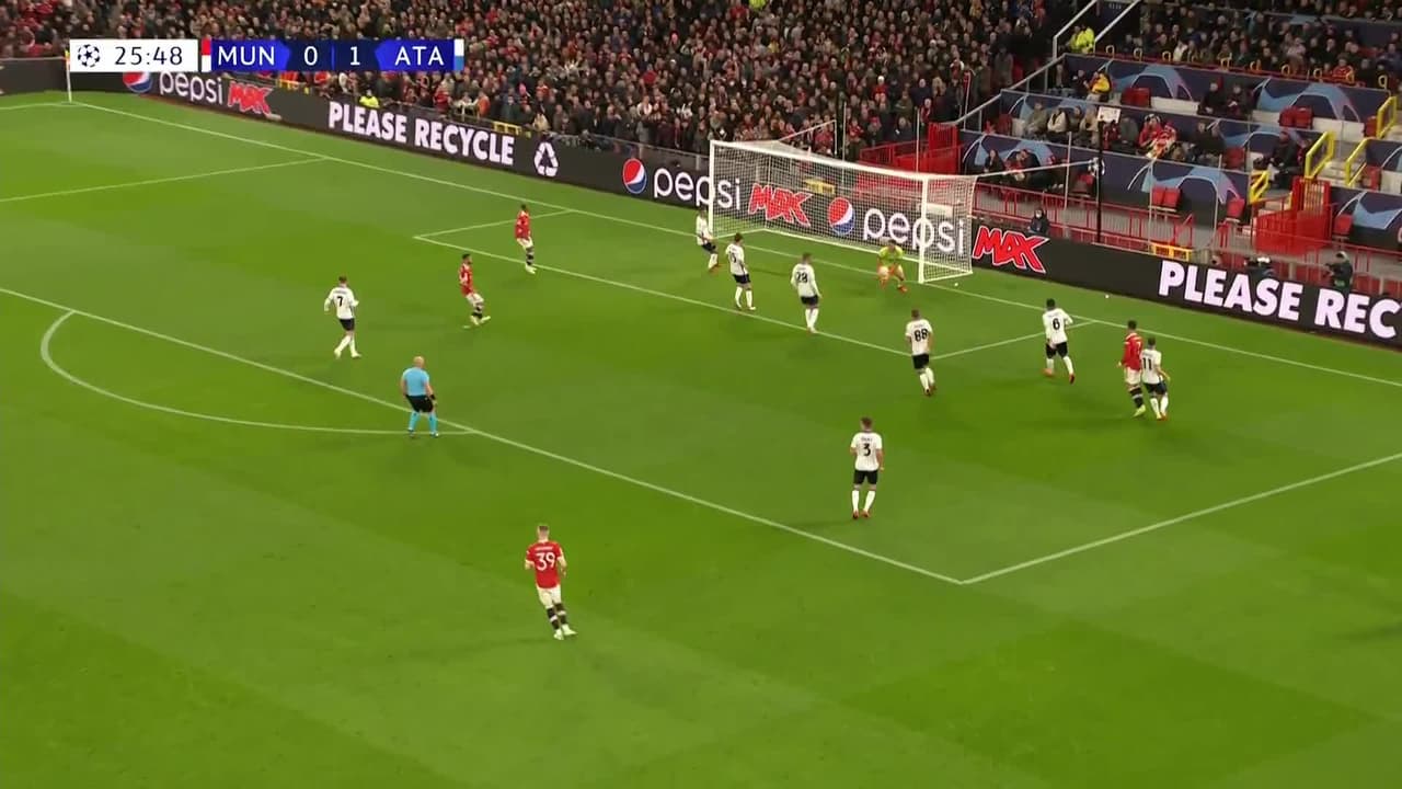 ¡TIRO ATAJADO! disparo por Cristiano Ronaldo.