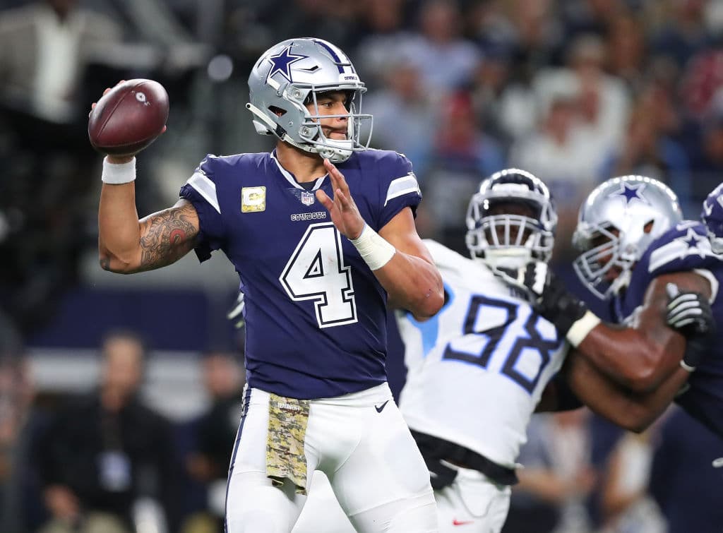 Dak Prescott completó 21 de 31 pases para ganancia de 243 yardas con dos pases de anotación y uno interceptado.