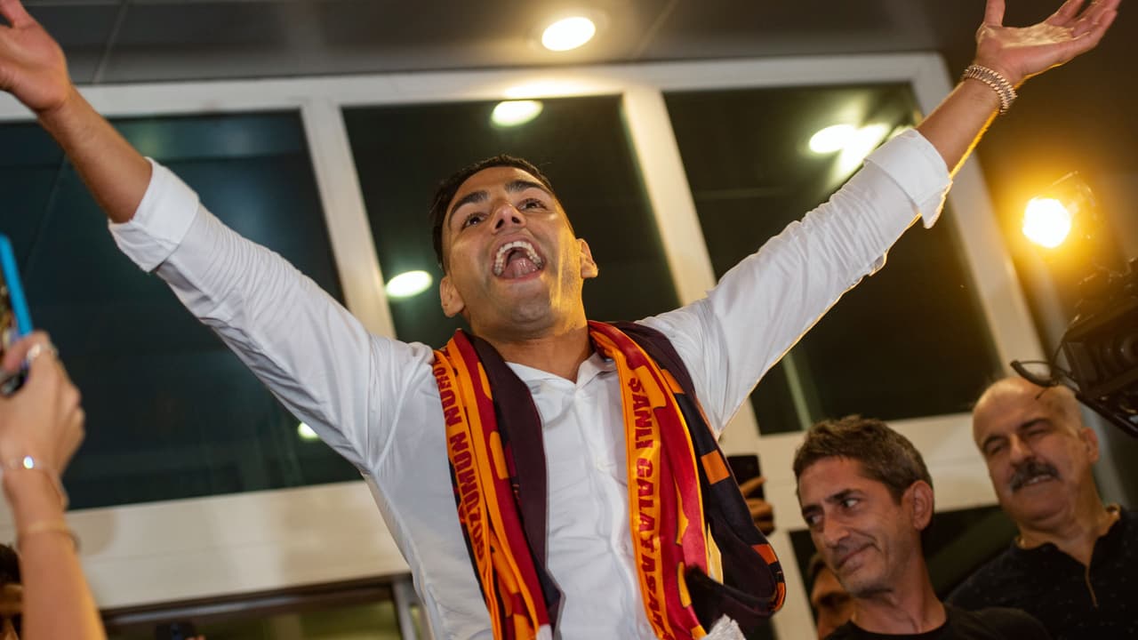 Impresionante recibimiento de afición de Galatasaray a Falcao