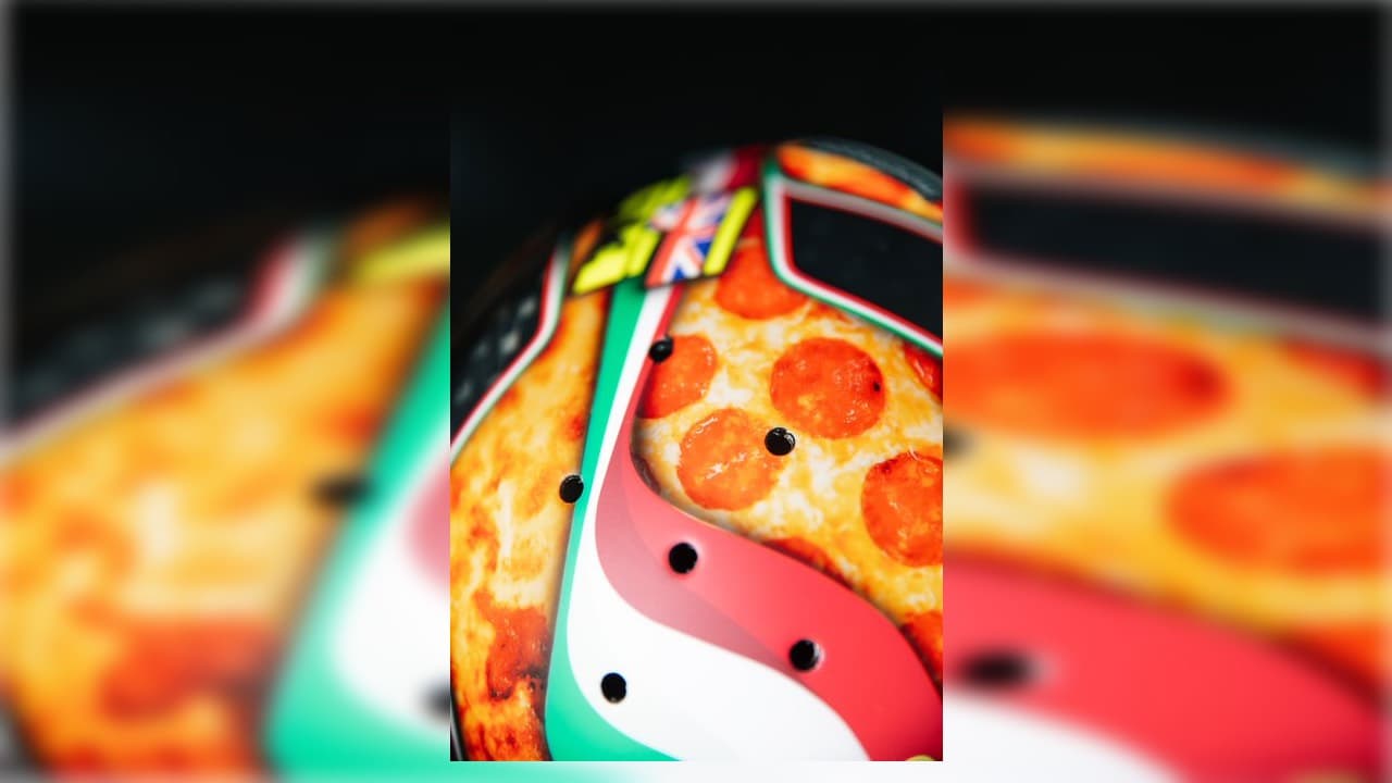 El piloto de McLaren dio a conocer un nuevo diseño en su casco y la pizza se adueña completamente de la equipación del inglés.