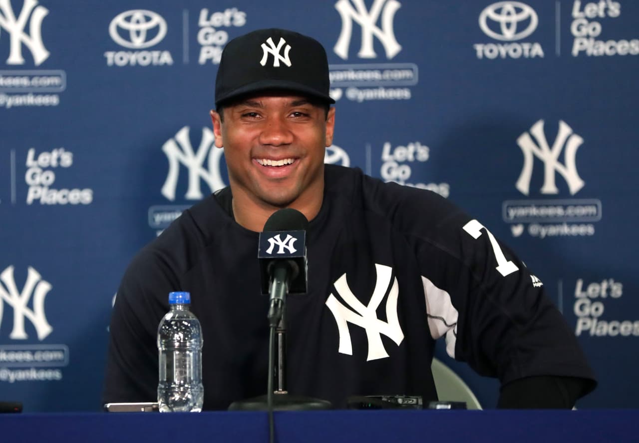 El quarterback de los Seattle Seahawks, Russell Wilson, vio cumplido otro sueño deportivo al entrenar con los históricos New York Yankees de las Grandes Ligas del béisbol.