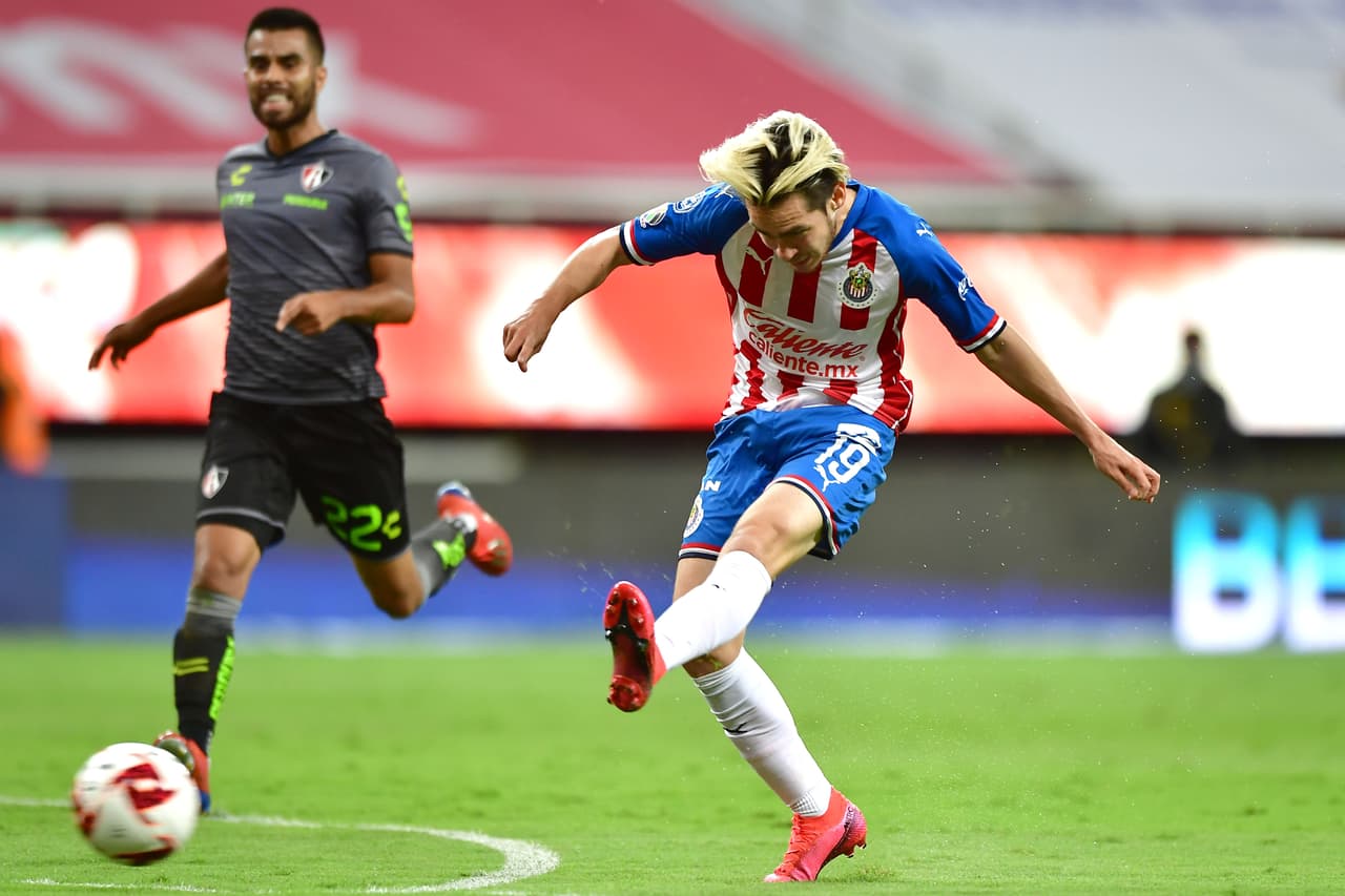 El segundo de Chivas cayó al 24’. Angulo robó un balón en media cancha y arrancó para encarar al arquero rojiblanco; definió con un tiro raso de pierna izquierda.