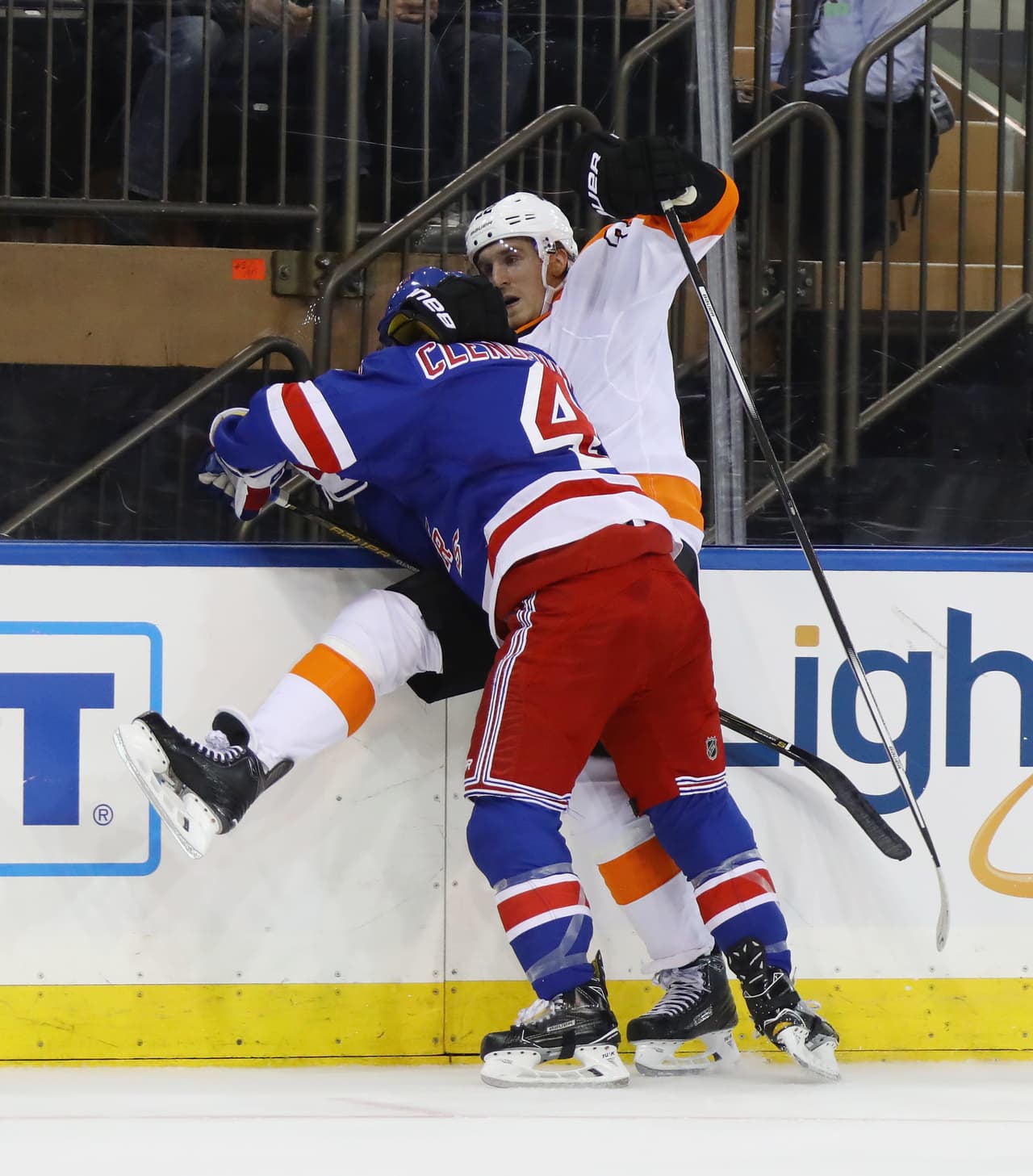 Aunque muchas canchas tienen barreras de protección, también suele suceder que solo haya una vallas y por ahí caen los jugadores.