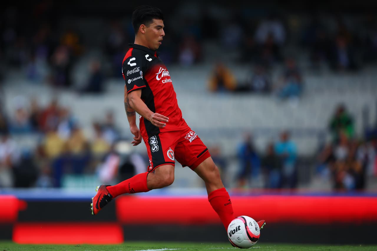 MEXICO CITY, MEXICO - SEPTEMBER 10: Luis Mendoza of Tijuana kicks the ball to score the second goal of his team during the 8th round match between Pumas UNAM and Tijuana as part of the Torneo Apertura 2017 Liga MX at Olimpico Universitario Stadium on September 10, 2017 in Mexico City, Mexico. (Photo by Hector Vivas/Getty Images)