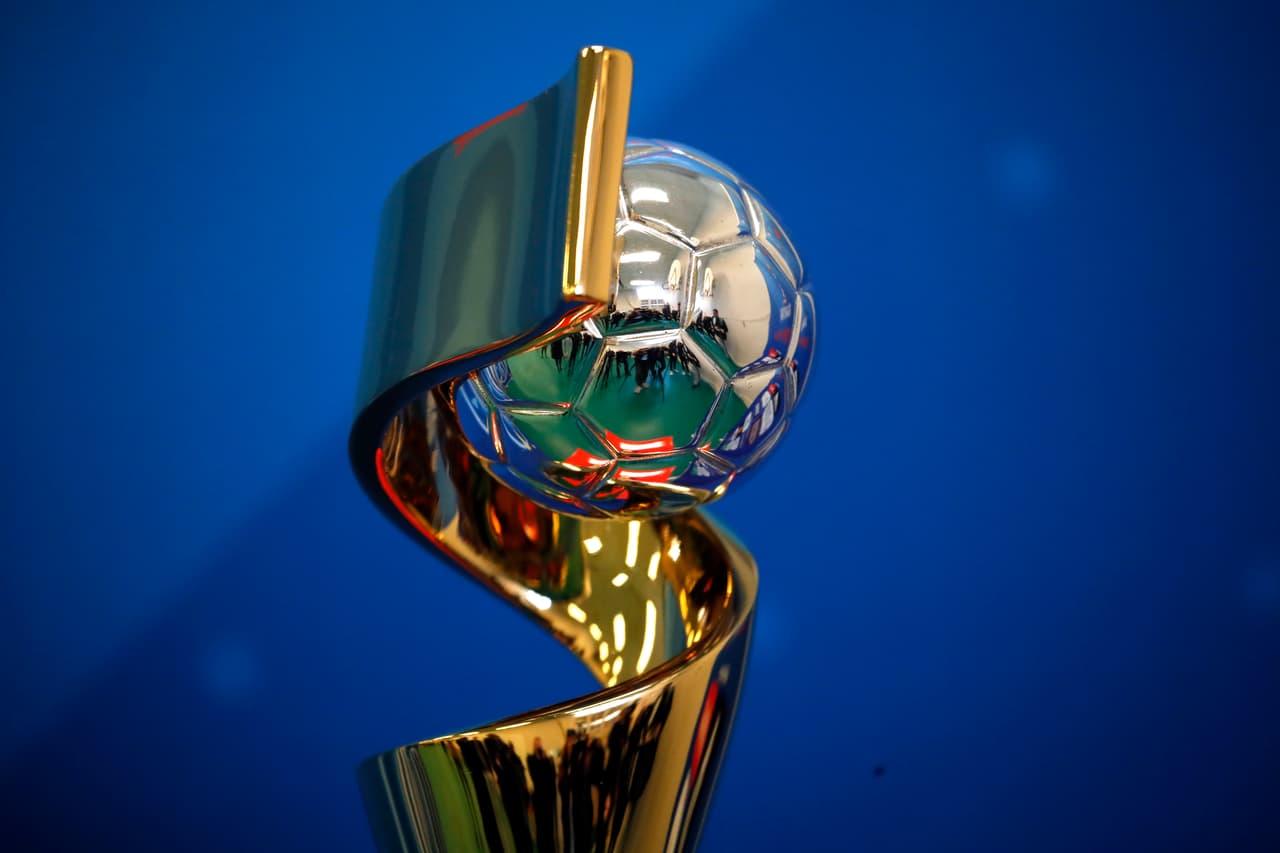 El trofeo de la Copa del Mundo Femenina 2019, a disputarse en Francia, ya está en suelo galo y tuvo su primera parada en este recorrido final en una escuela parisina junto a la mascota Ettie. Los niños fueron los más felices con esta visita y aprovecharon para tomarse fotos con ambos.