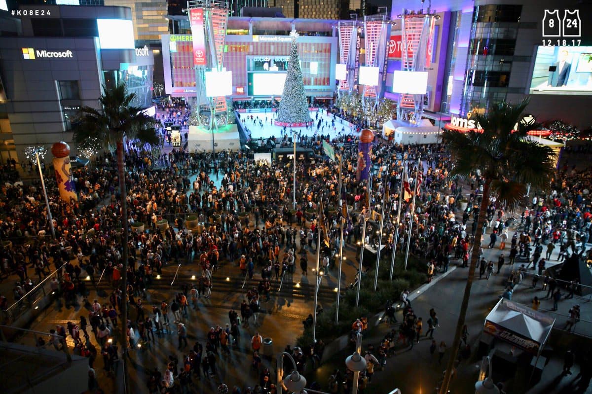 El público se reune desde temprano a las afueras del Staples Center en 'Kobeland'.