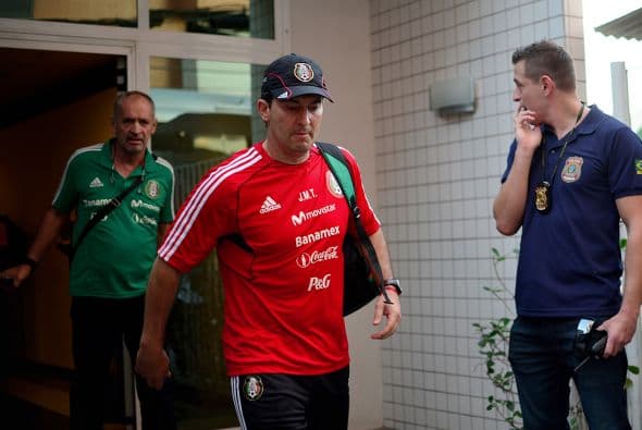 Como futbolista emigró en 1988 a la Primera División de España con el Real Oviedo donde permaneció una temporada.