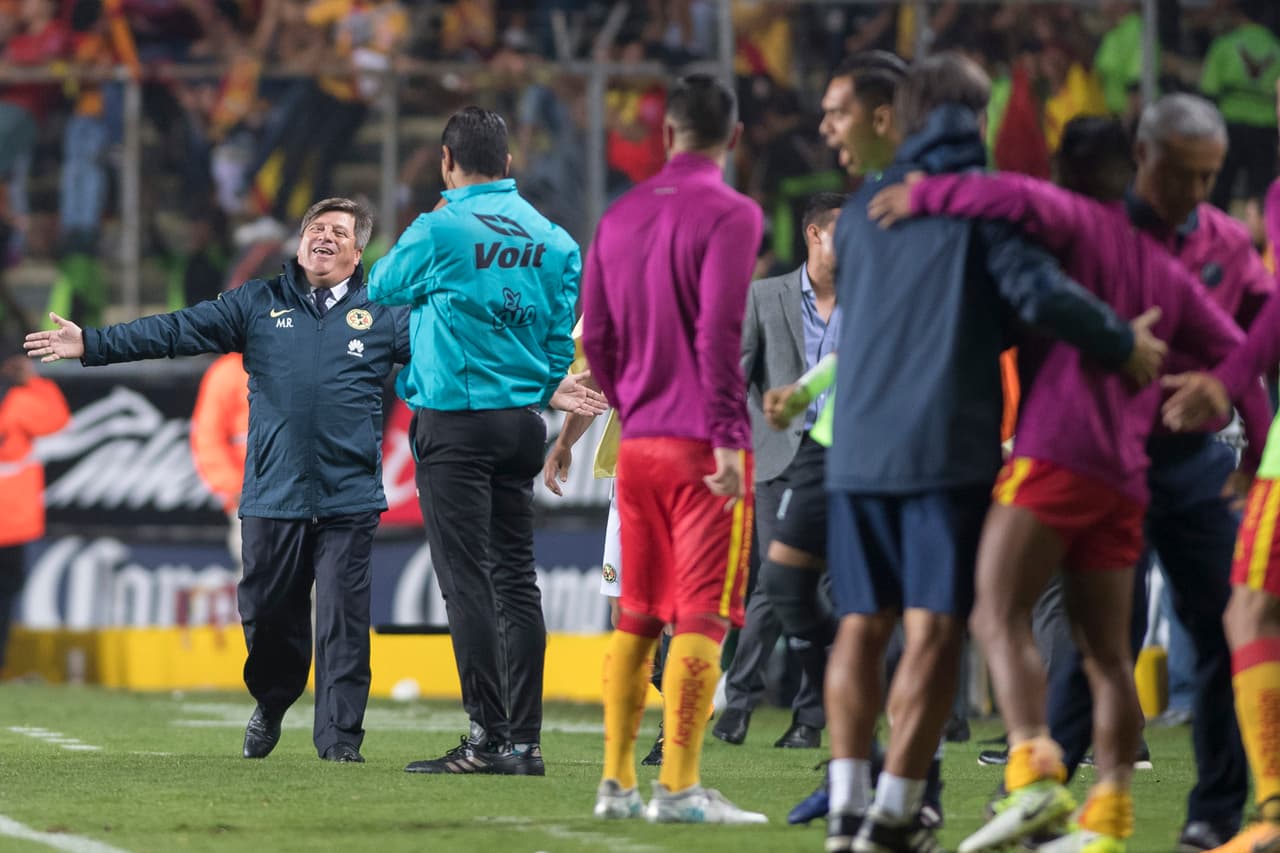 Miguel Herrera estuvo a punto de perder la paciencia con el cuarto oficial.