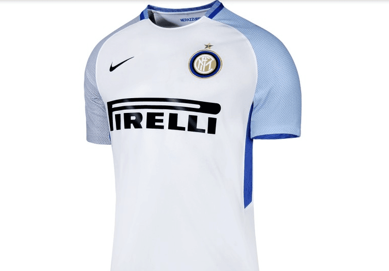 La playera de visitante de Inter de Milán tiene un diseño sencillo pero muy elegante.