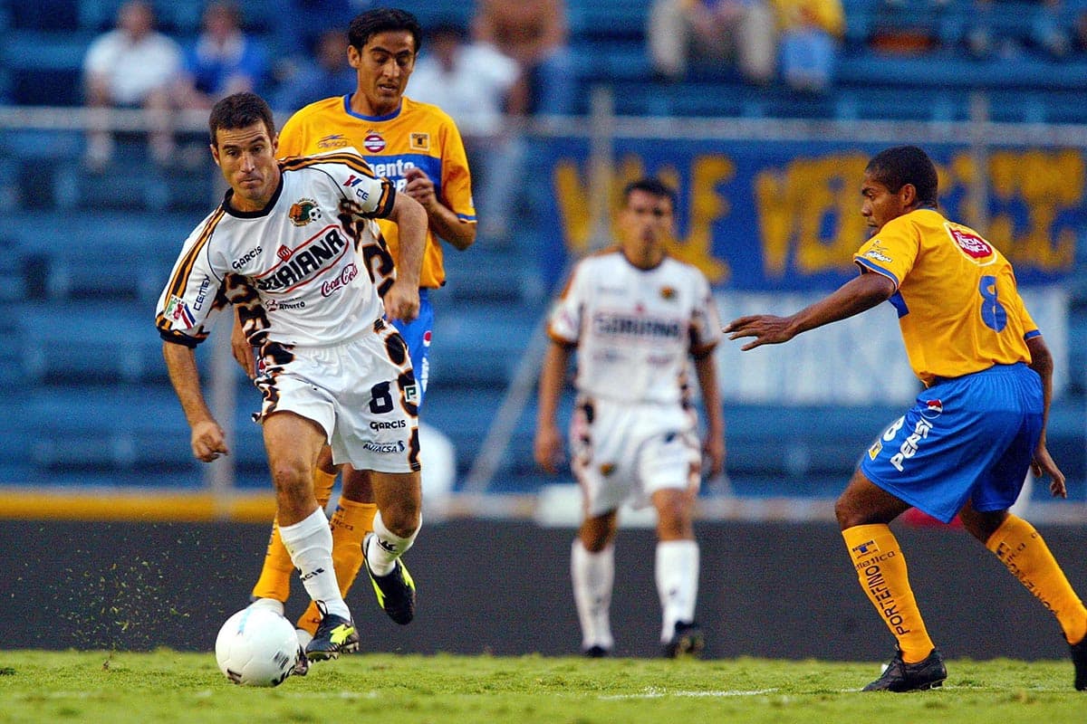 Jaguares de Chiapas debutó como local en la Liga MX el 3 de agosto de 2002 contra Tigres pero debió jugar su encuentro en el Estadio Azul porque el Estadio Víctor Manuel Reyna no estaba totalmente remodelado.
