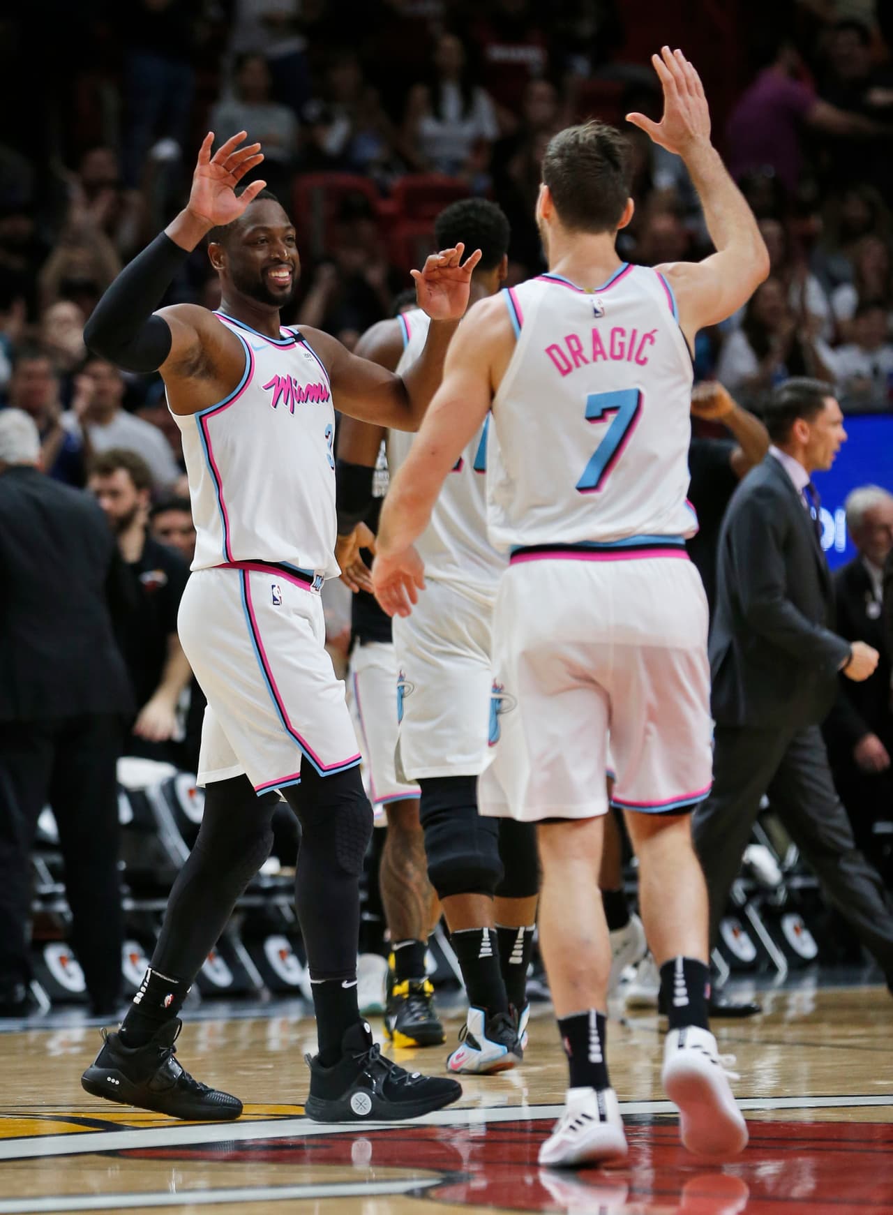 Con Dwayne Wade como una figura en medio del homenaje, los Miami Heat se afianzan en el octavo lugar de la Conferencia Este.
