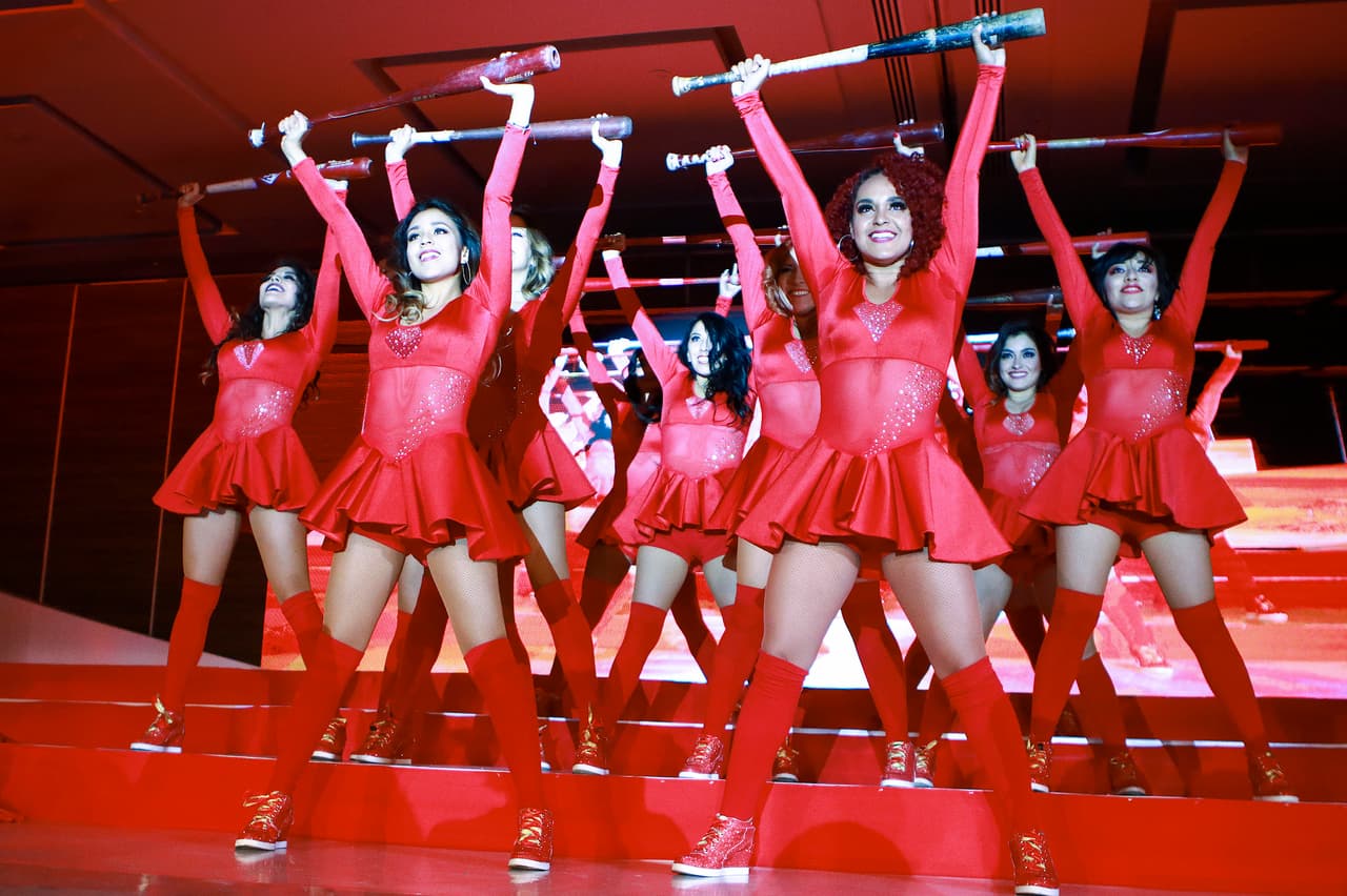 Aspectos generales de la presentación de los uniformes y gorras de los Diablos.