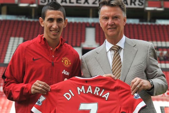 Hablando de los fichajes de Van Gaal, el estratega enfocó la mayoría de sus contrataciones en el aspecto ofensivo; haciendo menos la defensa de los “Diablos Rojos” una zona que sufrió bajas en este receso de temporadas.