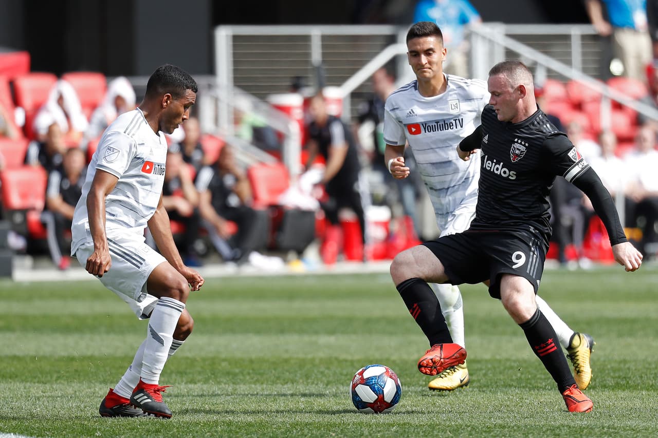 El inglés Wayne Rooney (derecha) fue expulsado al minuto 52', dejando en mayor desventaja al D.C. United en su propia casa.