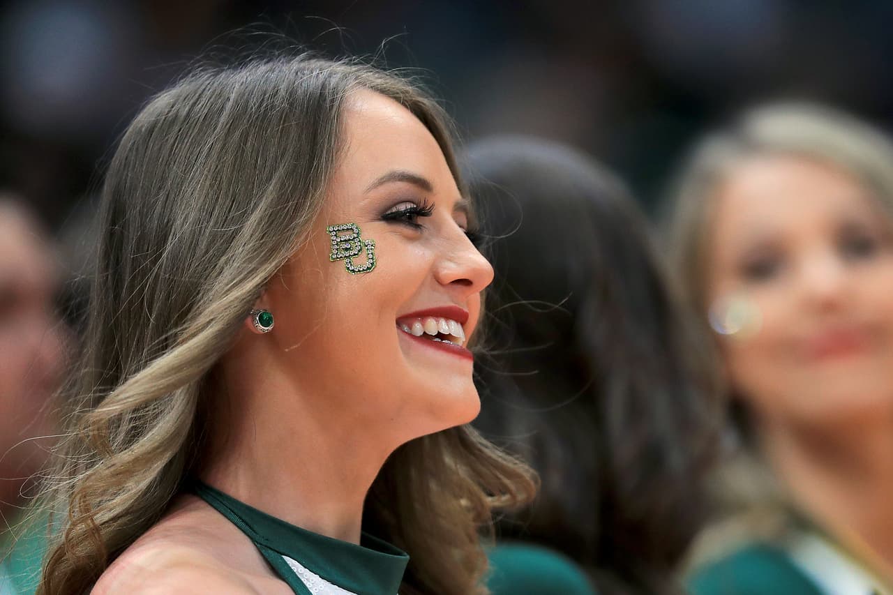 El color y la fiesta son protagonistas en la definición del básquetbol universitario de la NCAA, que tuvo de nuevo a los hinchas y a las porristas como los ejemplos de la alegría fuera de la competencia.